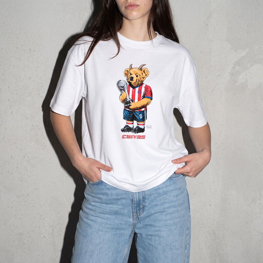 Rebaño Sagrado Bear playera blanca con modelo - Nostalgia Lab