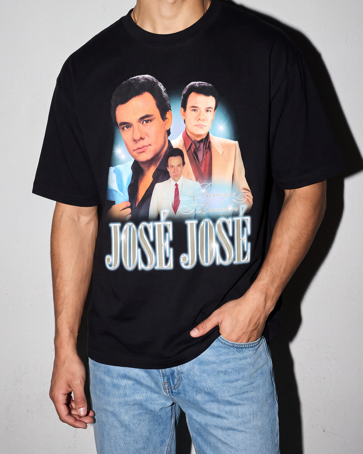 José José playera negra con modelo - Nostalgia Lab