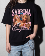 S.Carpenter playera negra con modelo - Nostalgia Lab