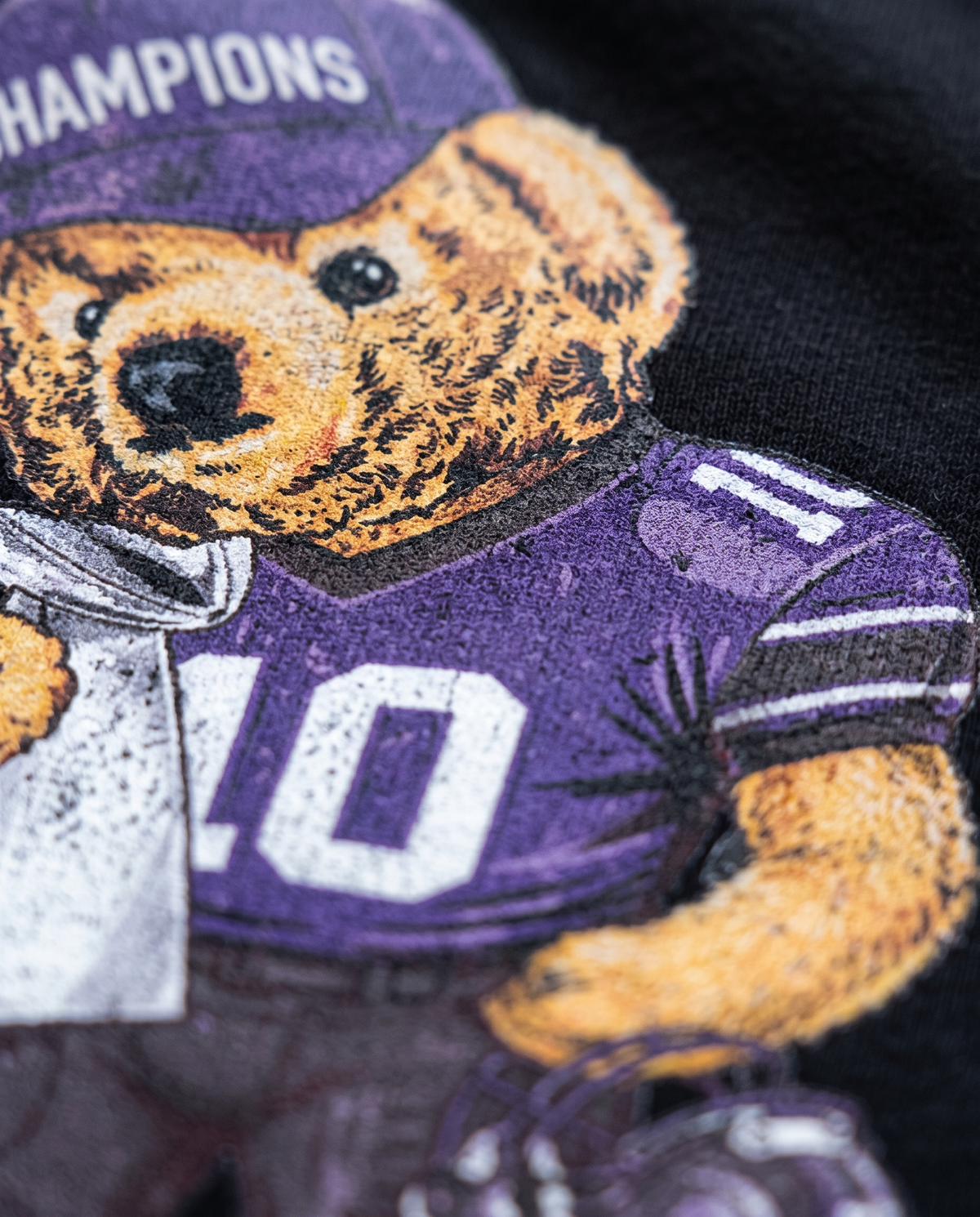 Baltimore Bear detalle del estampado DTG en algodón - Nostalgia Lab