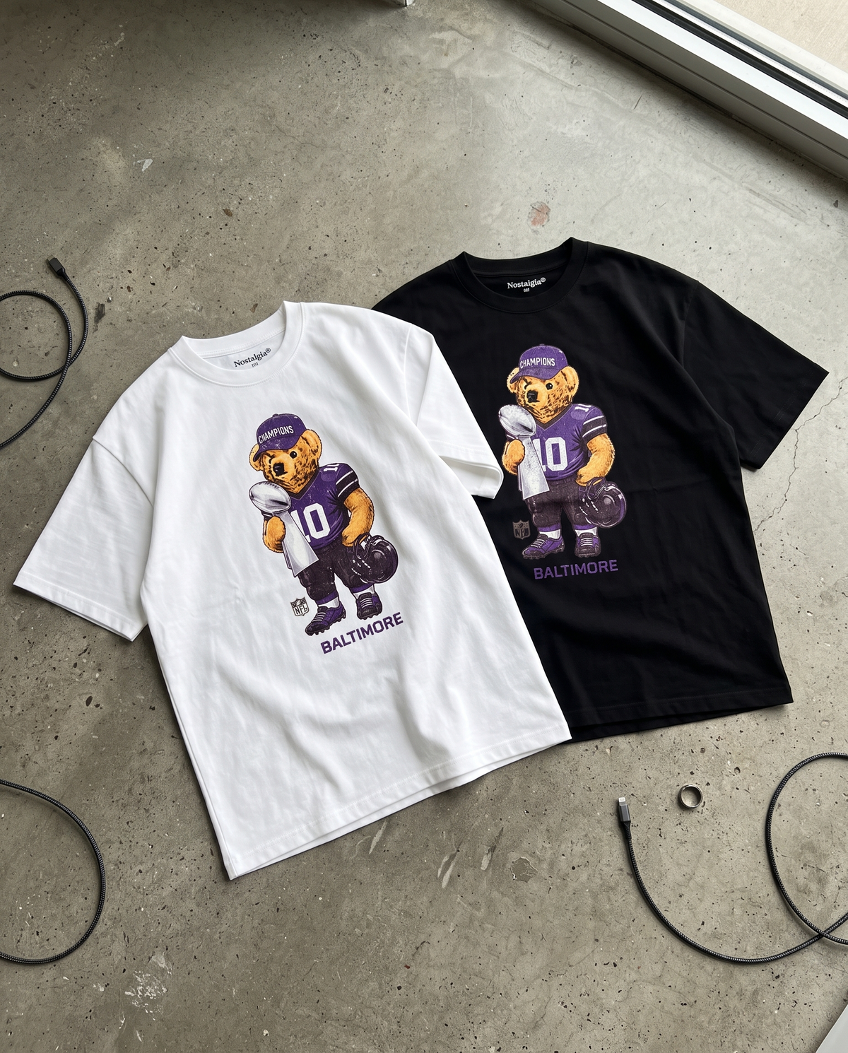 Baltimore Bear playeras negra y blanca flat lay - Nostalgia Lab