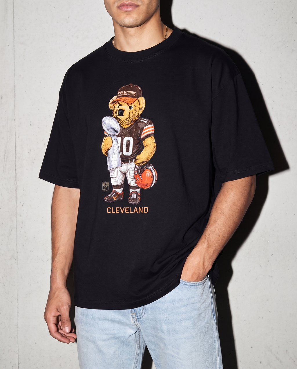 Cleveland Bear playera negra con modelo - Nostalgia Lab