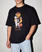 Cleveland Bear playera negra con modelo - Nostalgia Lab