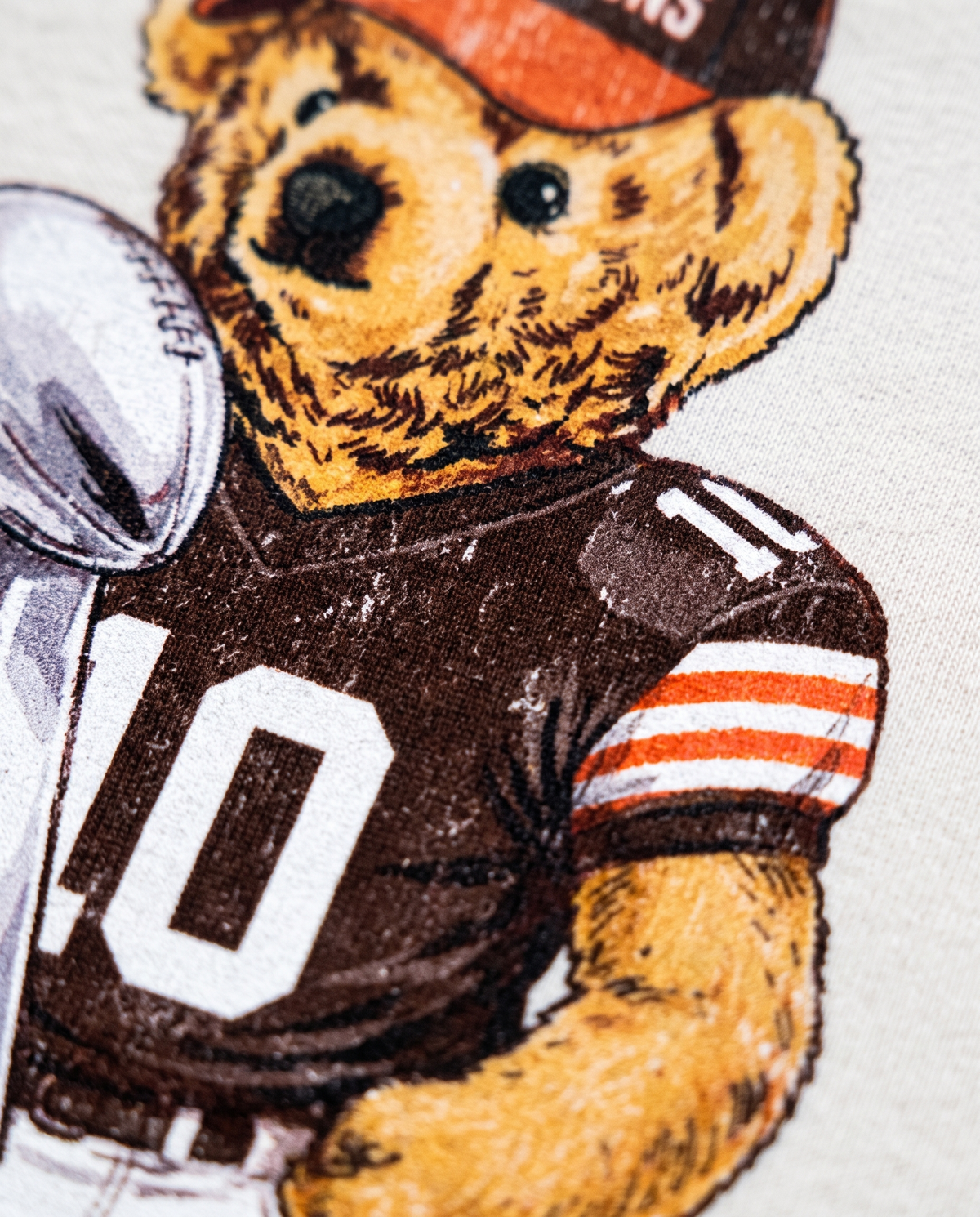 Cleveland Bear detalle del estampado DTG en algodón - Nostalgia Lab
