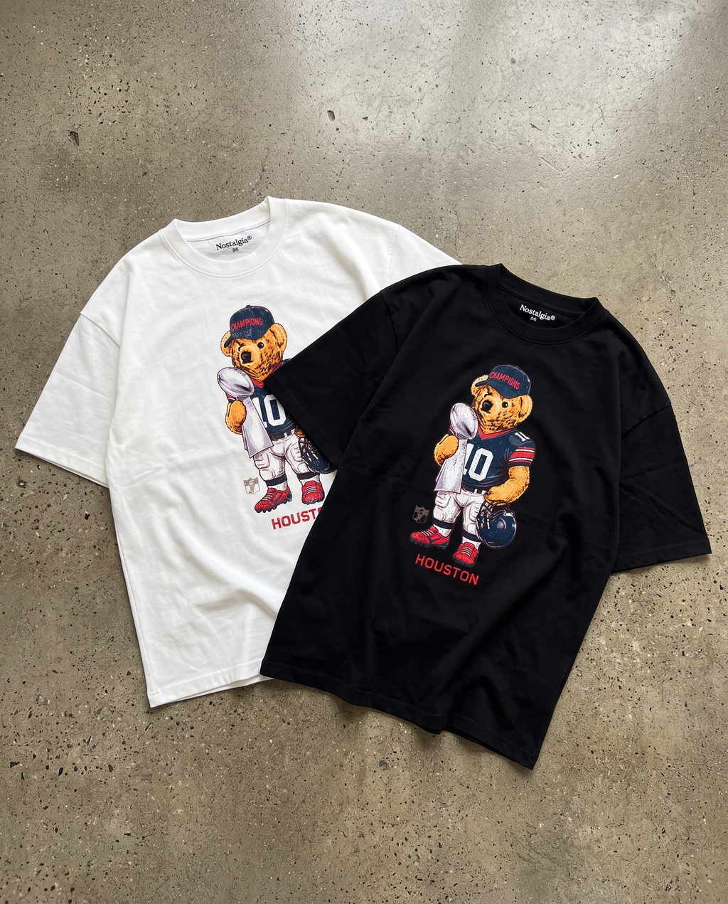 Houston Bear playeras negra y blanca flat lay - Nostalgia Lab