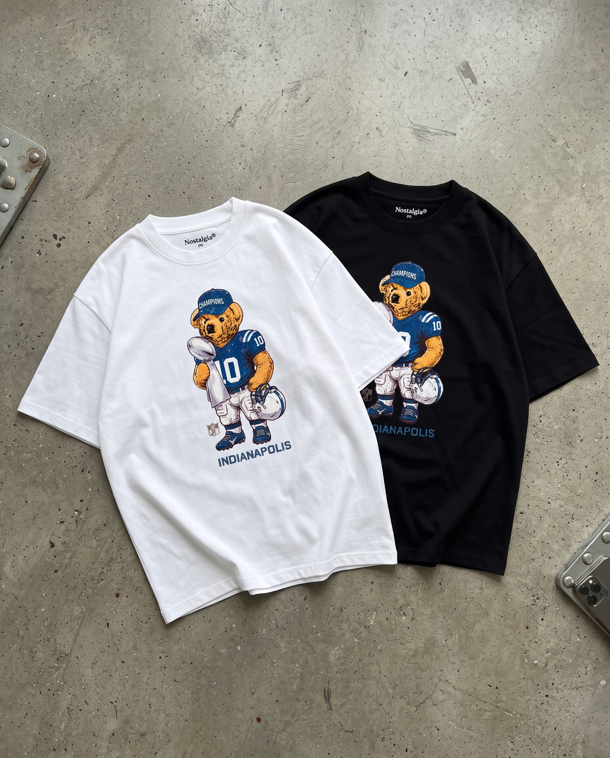 Indianapolis Bear playeras negra y blanca flat lay - Nostalgia Lab