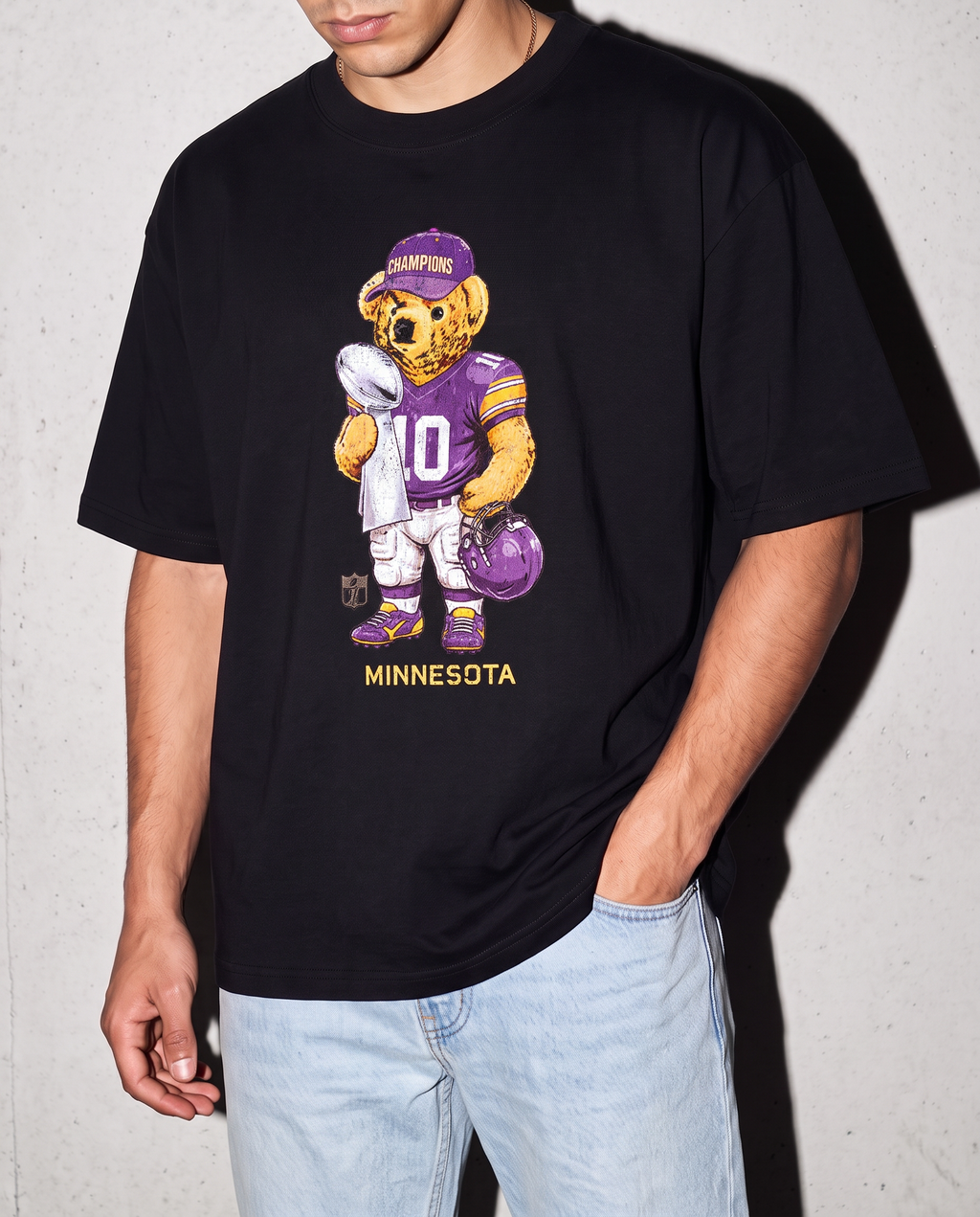 Minnesota Bear playera negra con modelo - Nostalgia Lab