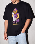 Minnesota Bear playera negra con modelo - Nostalgia Lab