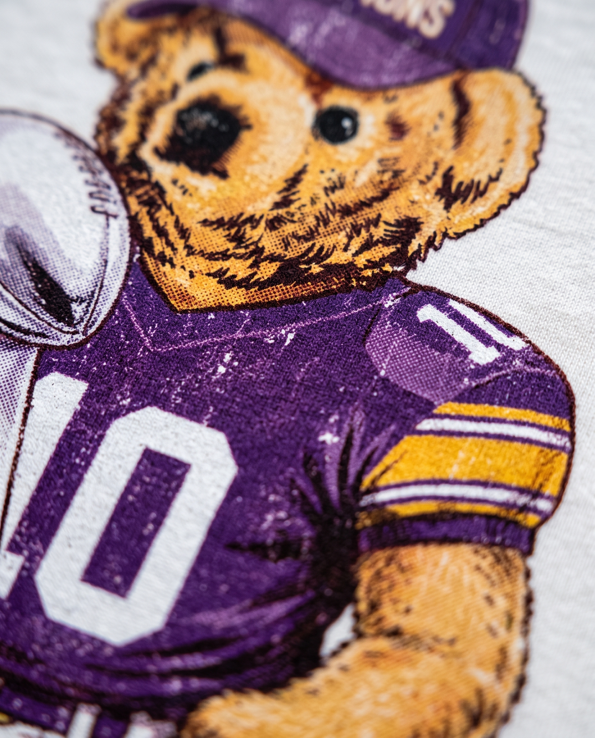 Minnesota Bear detalle del estampado DTG en algodón - Nostalgia Lab
