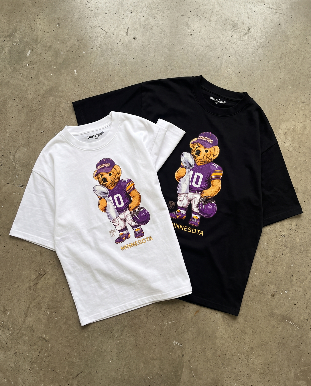Minnesota Bear playeras negra y blanca flat lay - Nostalgia Lab