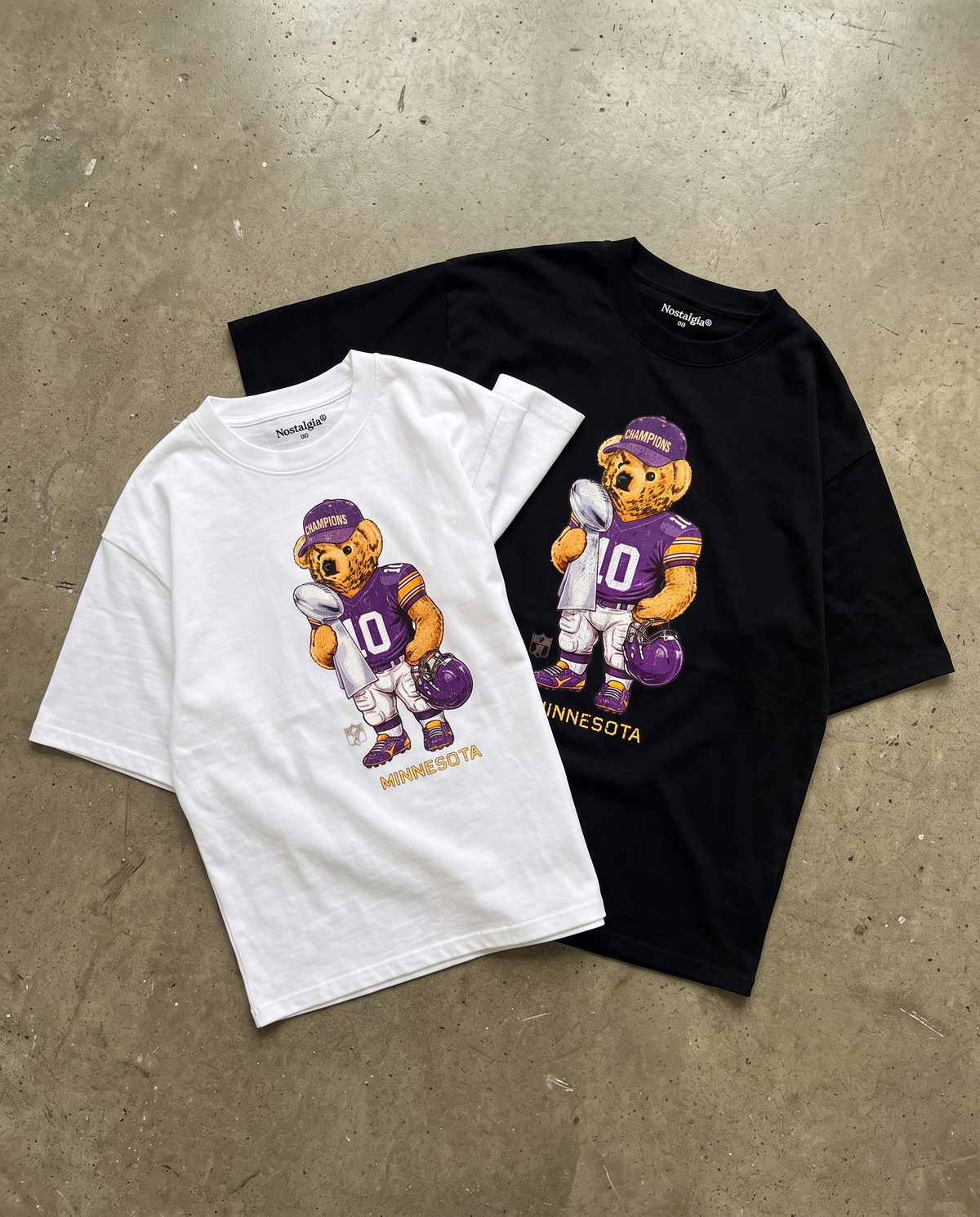 Minnesota Bear playeras negra y blanca flat lay - Nostalgia Lab
