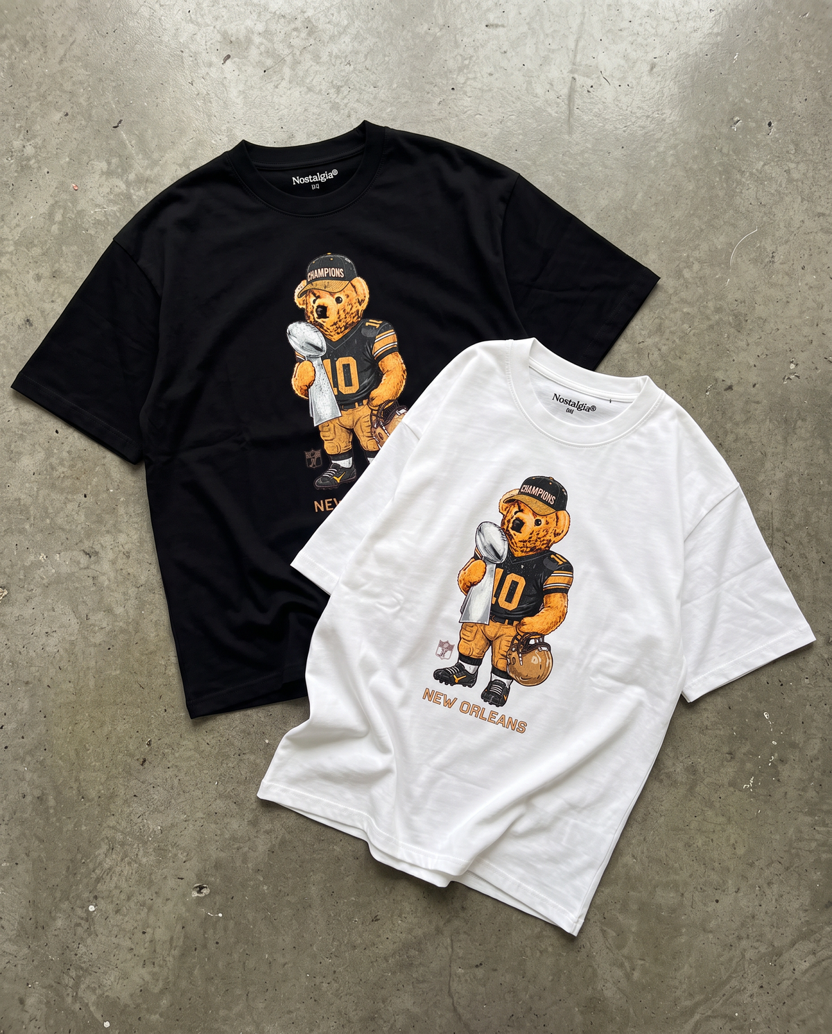 New Orleans Bear playeras negra y blanca flat lay - Nostalgia Lab