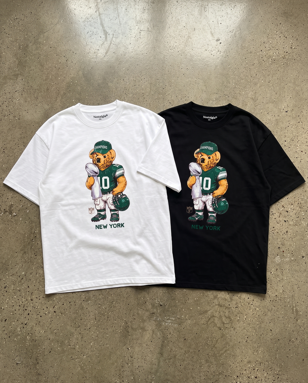 New York Bear playeras negra y blanca flat lay - Nostalgia Lab