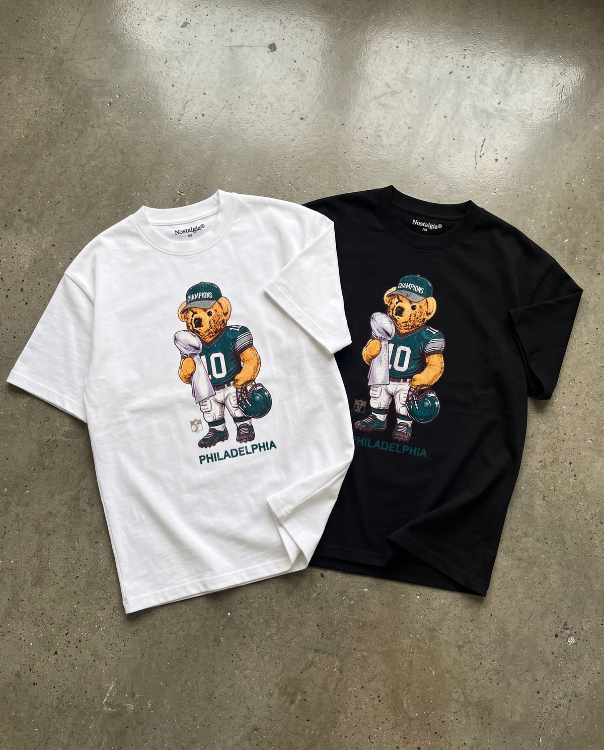 Philadelphia Bear playeras negra y blanca flat lay - Nostalgia Lab
