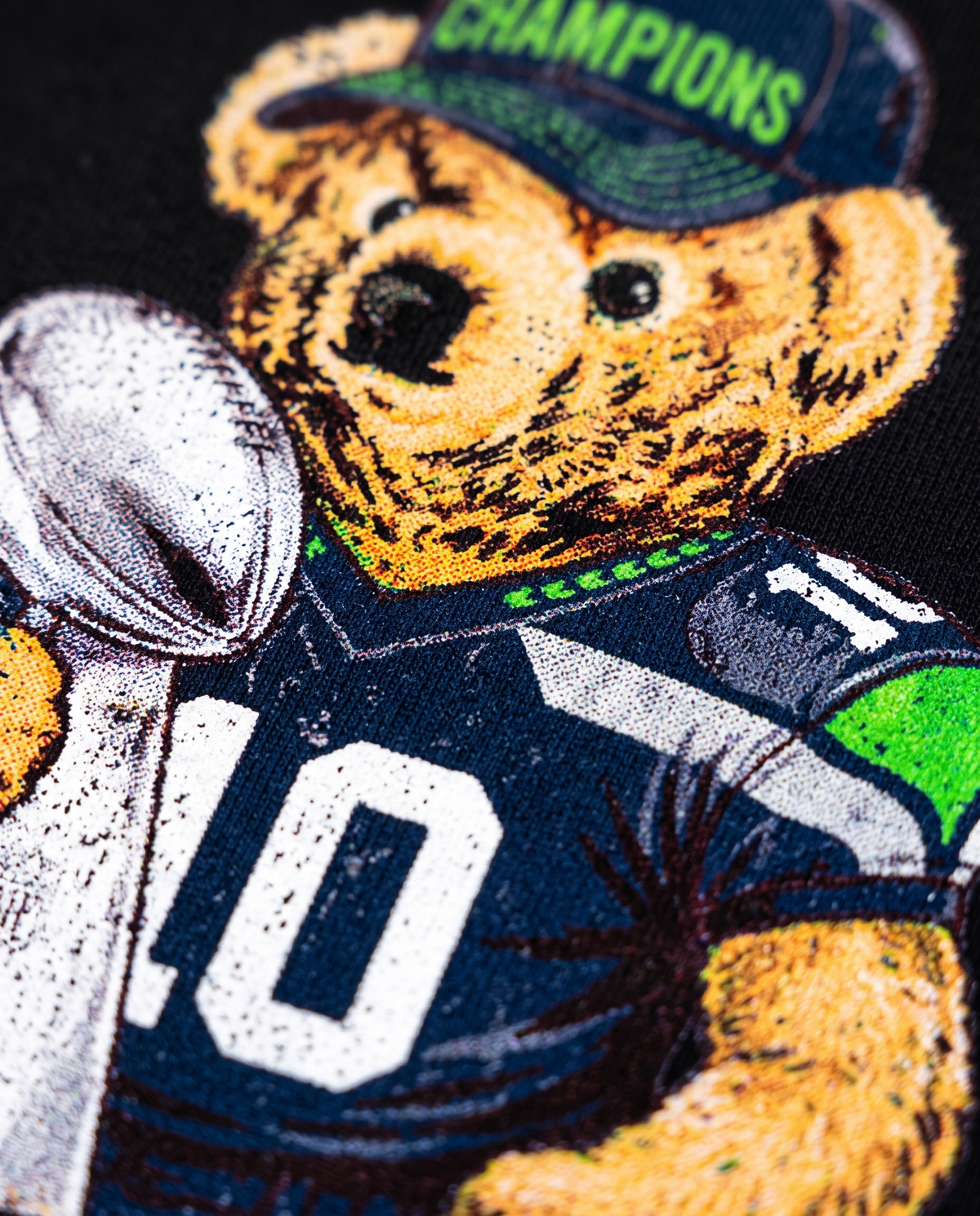 Seattle Bear detalle del estampado DTG en algodón - Nostalgia Lab