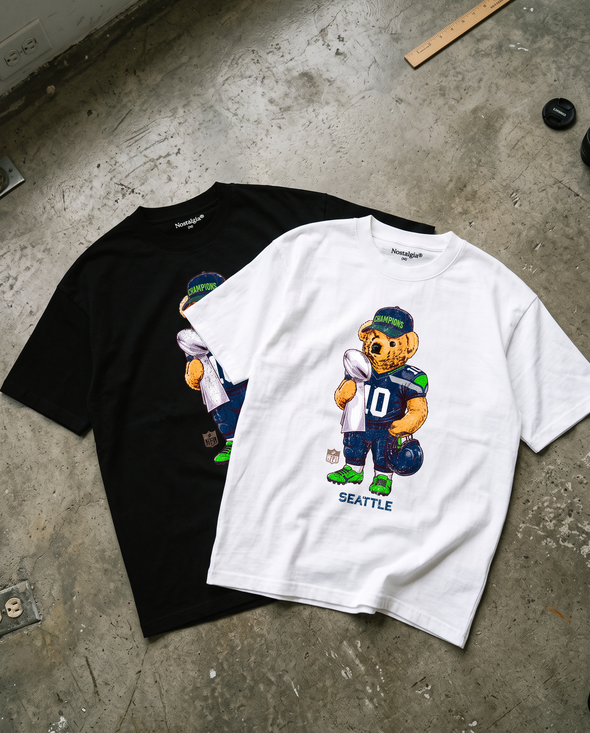 Seattle Bear playeras negra y blanca flat lay - Nostalgia Lab