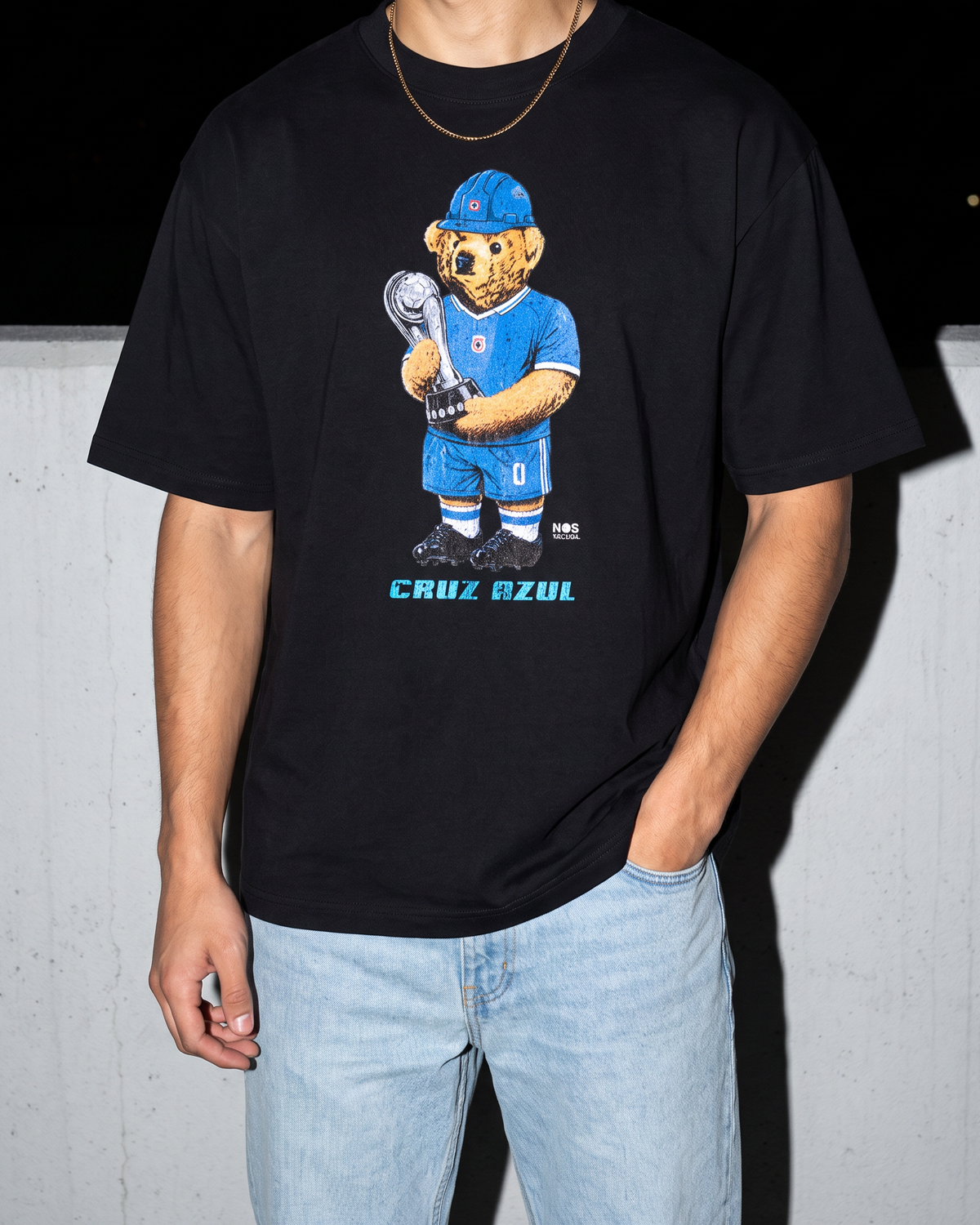 La Máquina Bear playera negra con modelo - Nostalgia Lab