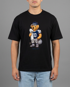 Big D Bear playera negra con modelo - Nostalgia Lab