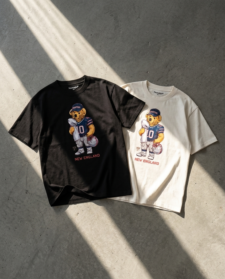Beantown Bear playeras negra y blanca flat lay - Nostalgia Lab