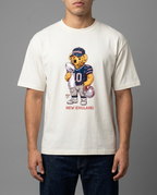 Beantown Bear playera blanca con modelo - Nostalgia Lab