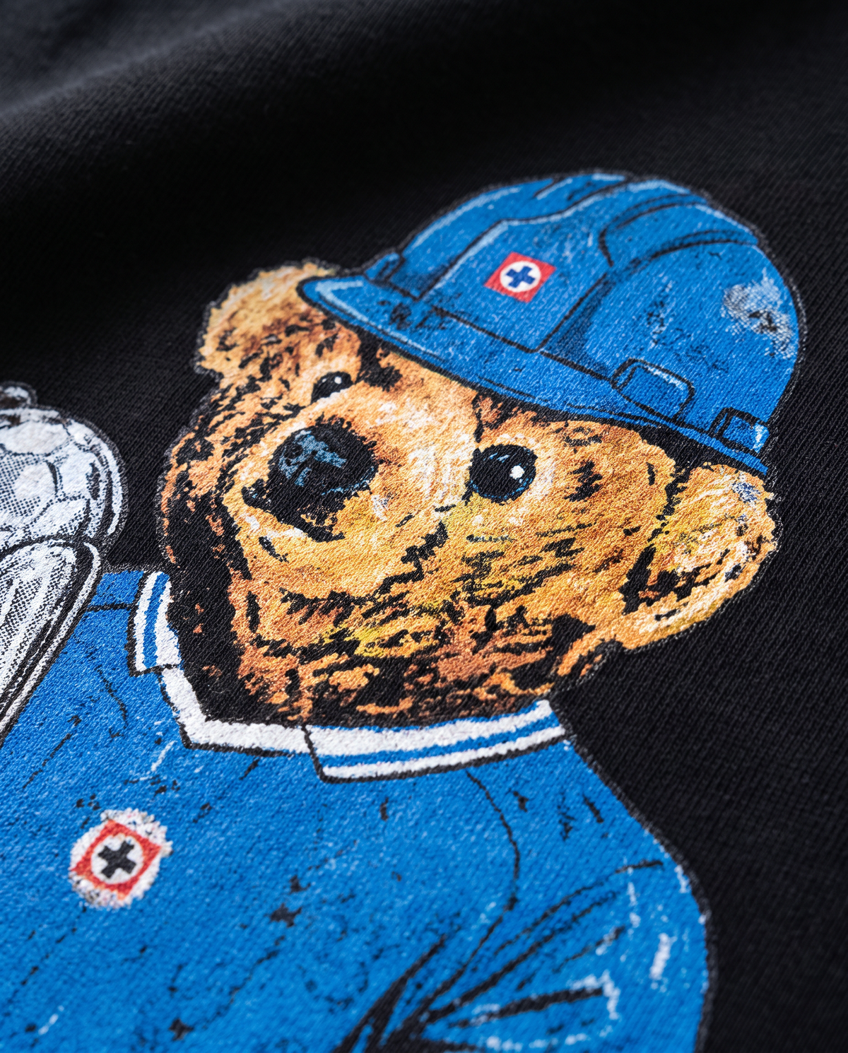 La Máquina Bear detalle del estampado DTG en algodón - Nostalgia Lab
