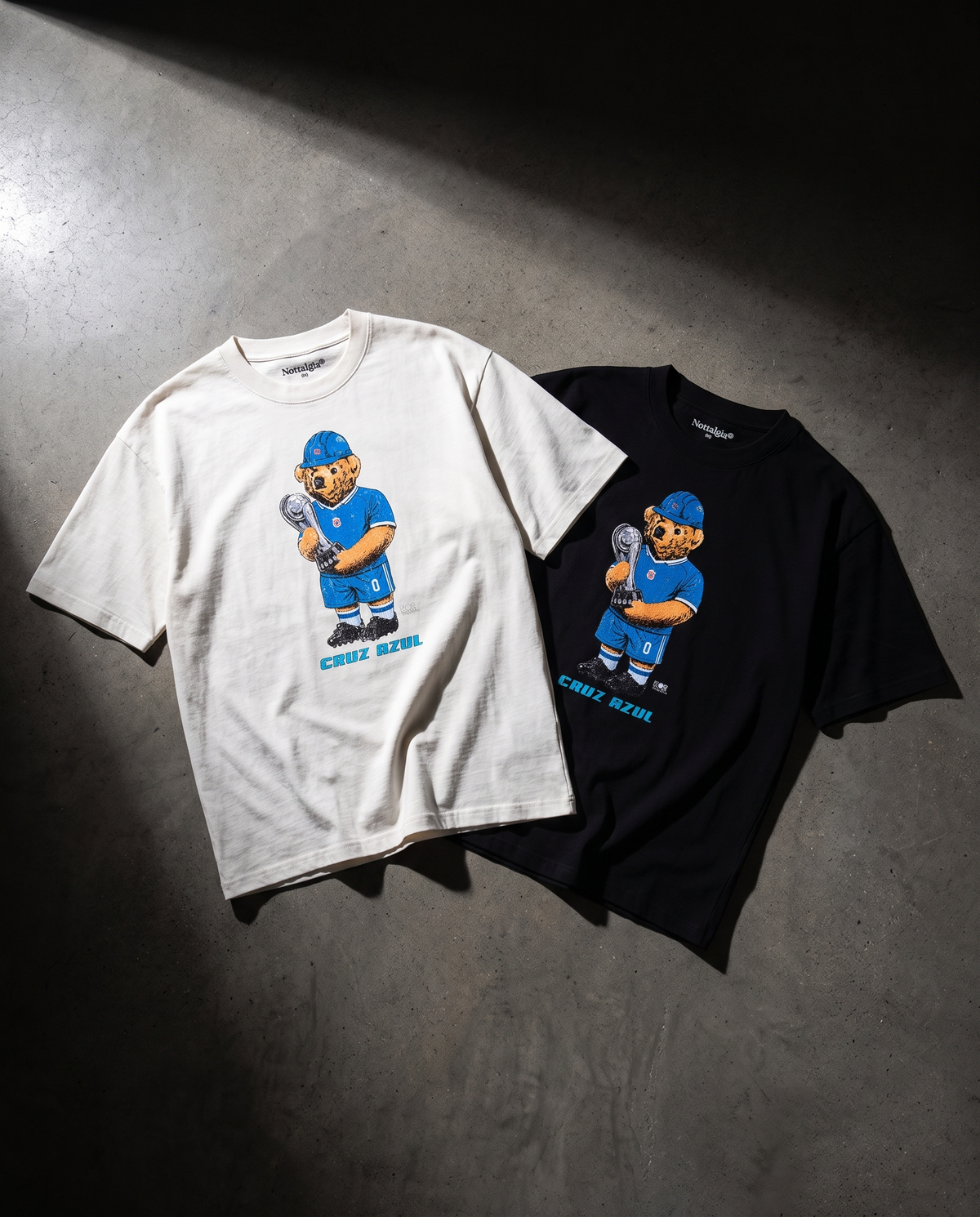 La Máquina Bear playeras negra y blanca flat lay - Nostalgia Lab