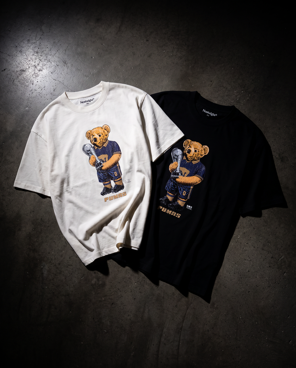 Universidad Bear playeras negra y blanca flat lay - Nostalgia Lab