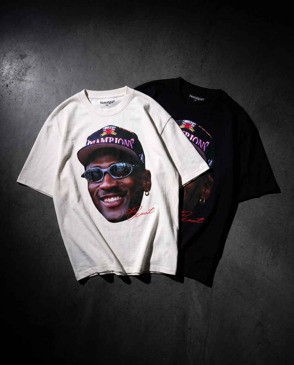G.O.A.T. Big Head playeras negra y blanca flat lay - Nostalgia Lab