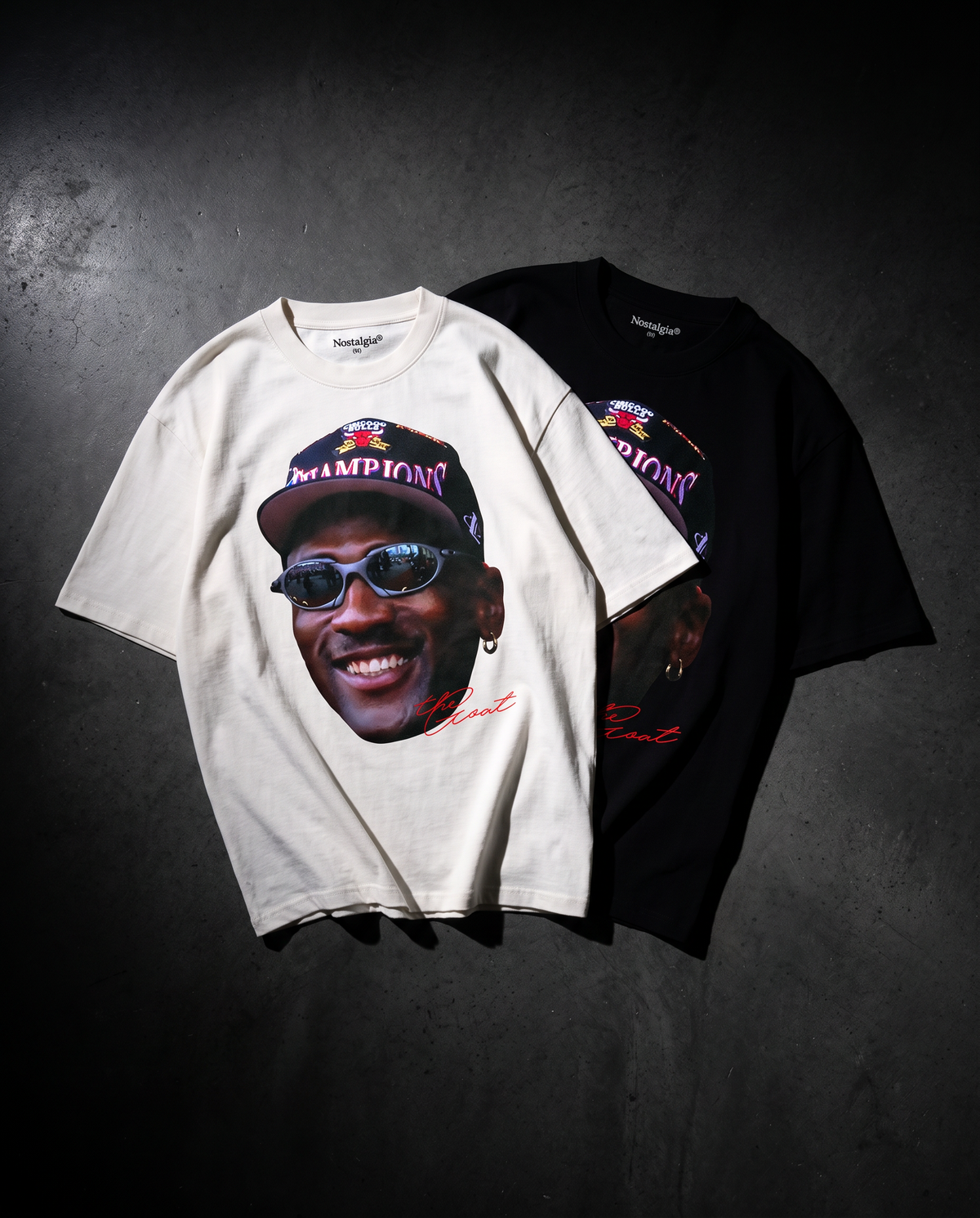 G.O.A.T. Big Head playeras negra y blanca flat lay - Nostalgia Lab