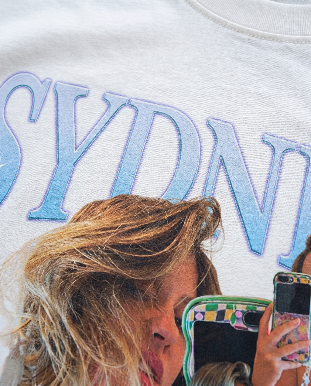 Sydney Sweeney detalle del estampado DTG en algodón - Nostalgia Lab