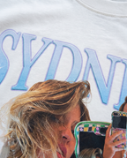 Sydney Sweeney detalle del estampado DTG en algodón - Nostalgia Lab